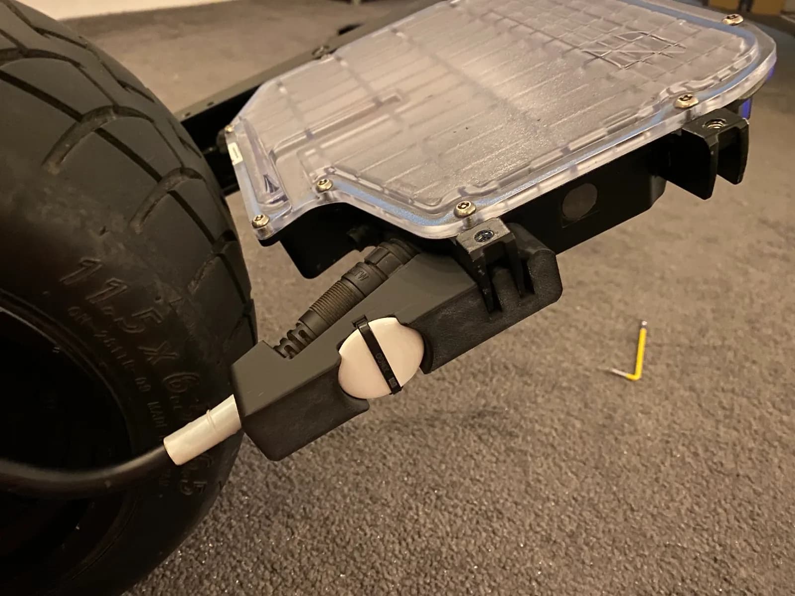 Motor harness retainer w/airtag